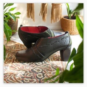 The European Comfort Shoe by Josef
Seibel
"Rosanna" Noir size 39- 8.5- NWOT☀️‌‌